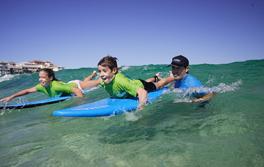 在邦迪(Bondi)的兒童滑浪活動 小朋友在邦迪(Bondi)參與 Let's Go Surfing 的滑浪課程